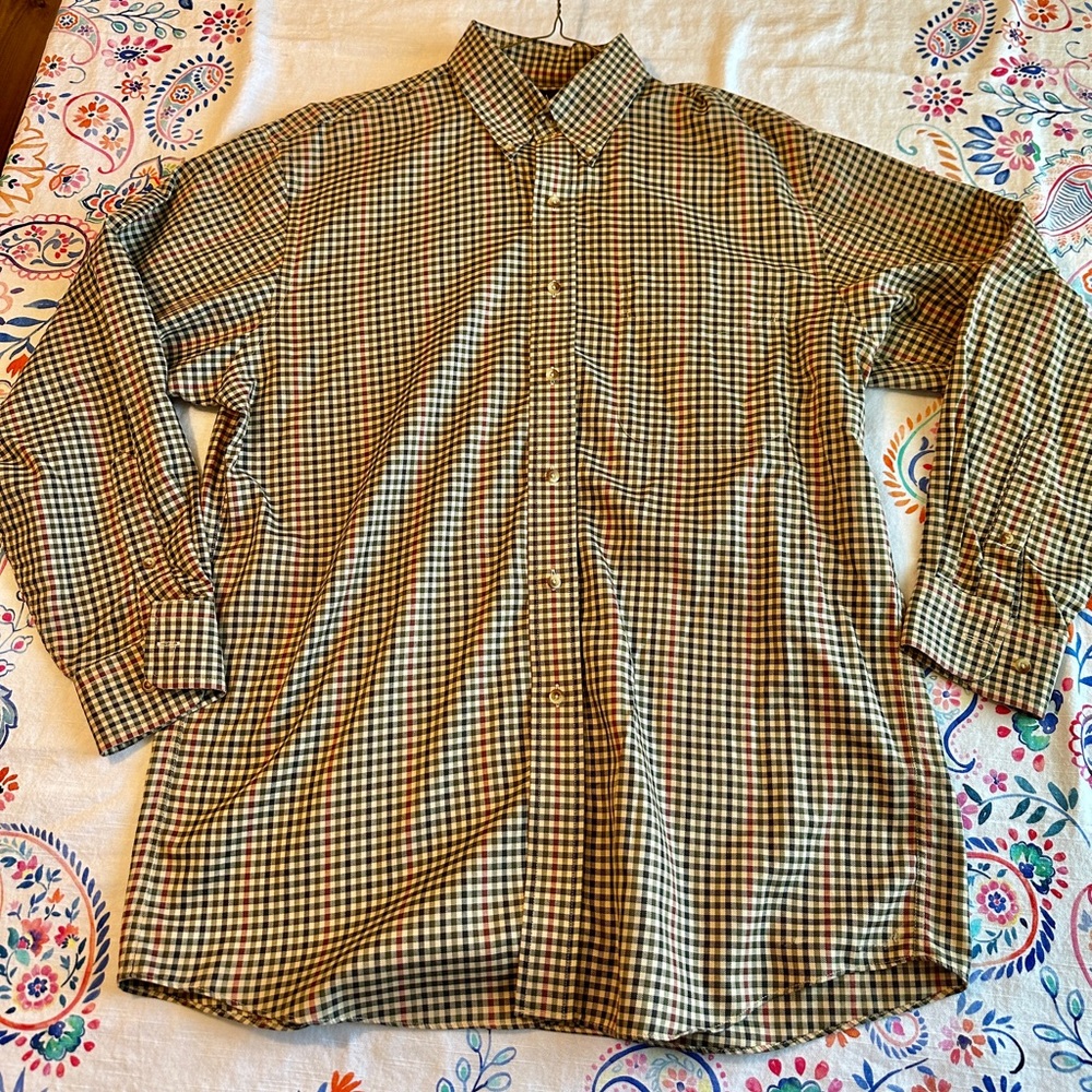 Jos A Bank traveler’s collection shirt size medium